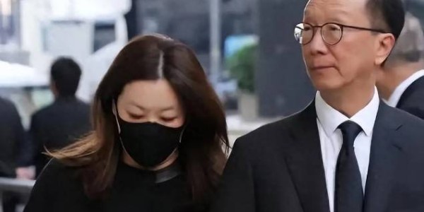亿万28官网-恩爱24年难敌残酷现实！74岁梁锦松明显衰老，48岁伏明霞仍貌美如花|郭晶晶|婚姻|岁月|爱情|荣耀_新浪娱乐_新浪新闻