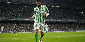 世体：伊斯科目前仍需依靠拐杖行走，预计一个月后能逐步恢复训练