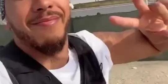 亿万28官网-41岁汉密尔顿大秀魔鬼筋肉！地狱级训练狂飙荷尔蒙，卡戴珊赚麻了