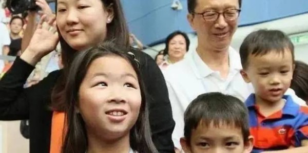 亿万28官网-恩爱24年难敌残酷现实！74岁梁锦松明显衰老，48岁伏明霞仍貌美如花|郭晶晶|婚姻|岁月|爱情|荣耀_新浪娱乐_新浪新闻