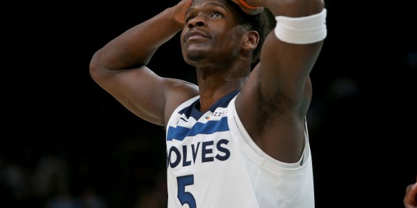 亿万28娱乐-乏善可陈！爱德华兹半场11投4中 仅得到9分3板2助&amp;amp;正负值-11