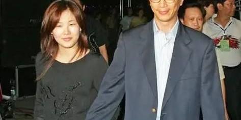 亿万28官网-恩爱24年难敌残酷现实！74岁梁锦松明显衰老，48岁伏明霞仍貌美如花|郭晶晶|婚姻|岁月|爱情|荣耀_新浪娱乐_新浪新闻